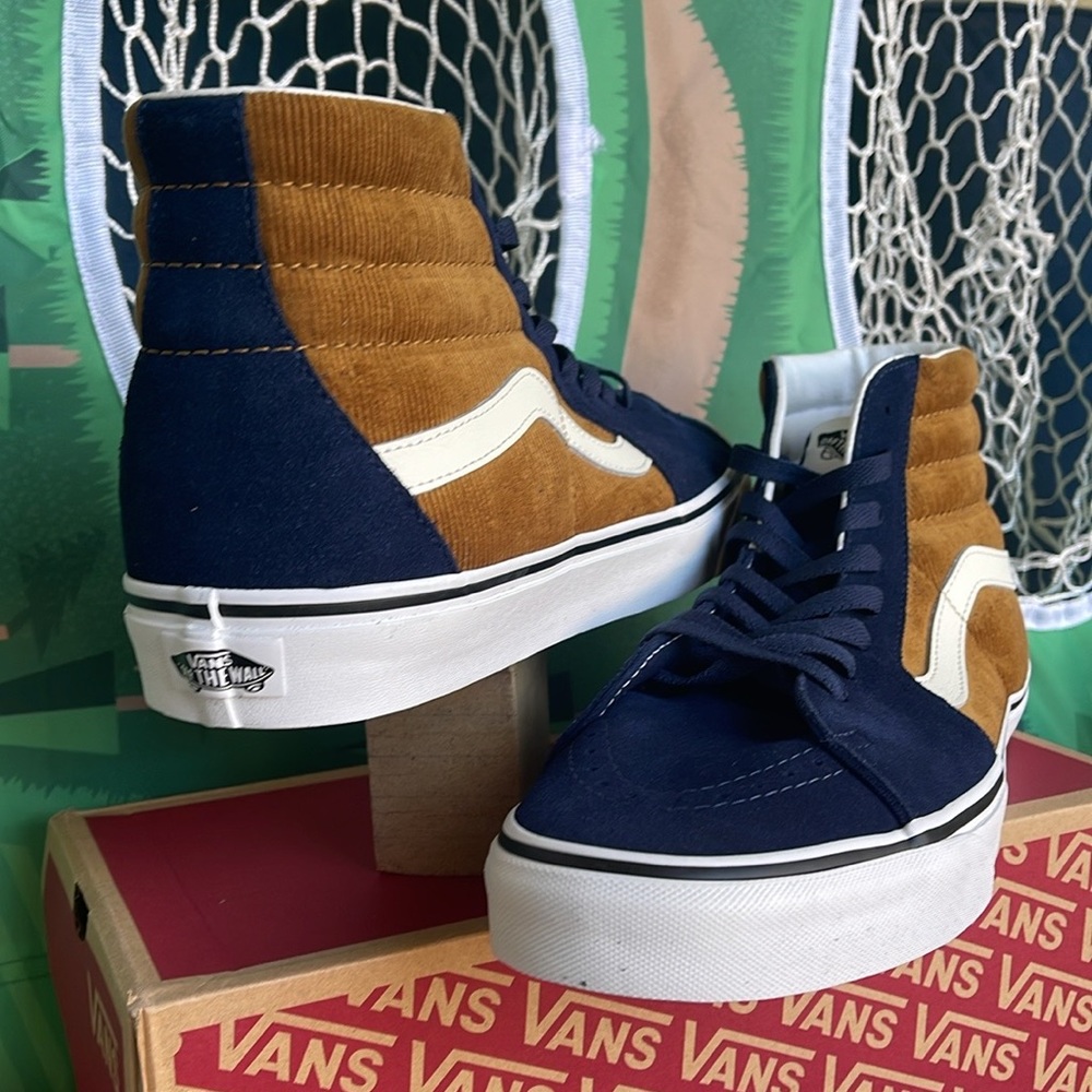 Vans Men’s Sk8-Hi
Mini Cord Blue/Brown
VN0007NS0BO
Sneakers
UNISEX CORDUROY - Picture 10 of 16
